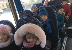 Dzieci w autobusie.