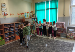 Dzieci tańczą w wężu.
