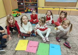 Dzieci układają kolorowe serca