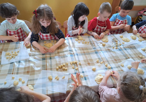Dzieci formują z ciasta baranki.