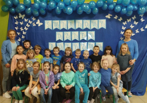 Dzieci i nauczyciele ubrani na niebiesko.
