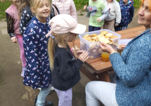 Dzieci jedzą chleb z miodem.