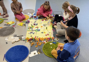 Dzieci dekorują magiczny dywan.