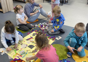 Dzieci dekorują magiczny dywan.