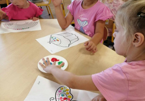 Dziewczynki podczas malowania farbami.