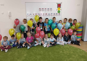 Dzieci pozują z balonami.