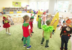 Dzieci tańczą przebrani w stroje warzywno-owocowe.