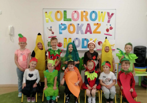Dzieci pozują do zdjęcia przed pokazem mody warzywno-owocowej.