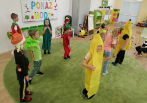 Owocowo-warzywny taniec w wykonaniu przedszkolaków.