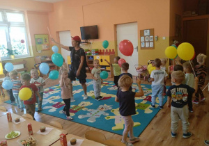 Dzieci maszerują z balonami