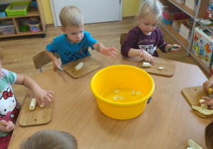 Dzieci krojące sałatkę