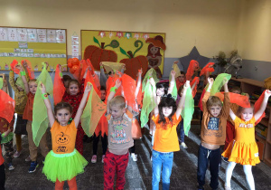 Grupa dzieci tańczy z kolorowymi chustami.