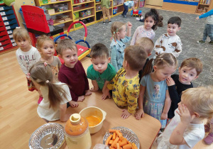 Dzieci obserwują sokowirówkę
