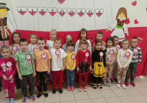 dzieci na tle flagi polski
