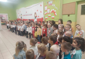 Dzieci odśpiewują hymn państwowy