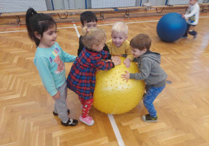 Dzieci trzymają piłkę