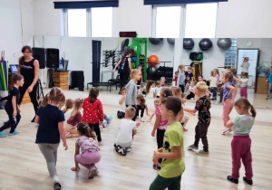 Dzieci biorą udział w zajęciach tanecznych.