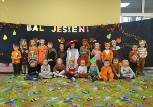 Grupa dzieci w jesiennych strojach (Muchomorki, liski, dynie, jeże, itp)