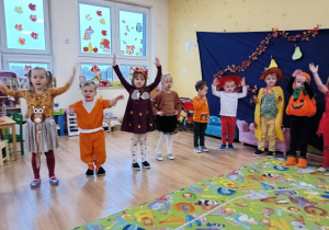 Dzieci ilustrują ruchem tekst piosenki "Jesień"
