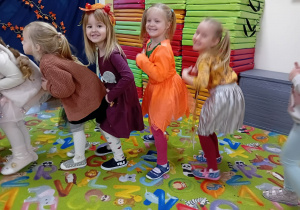 Dziewczynki ubrane w stroje w kolorach jesiennych