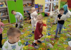 Dzieci tańczące z misiami