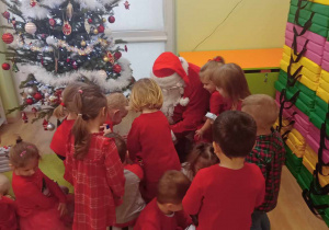 Dzieci stoją przed Mikołajem