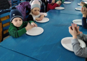 Dzieci formują kształy pierniczków