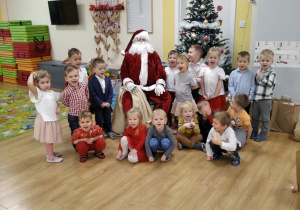 Mikołaj odwiedził dzieci z workiem prezentów
