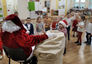 Dzieci śpiewaja piosenkę dla Mikołaja