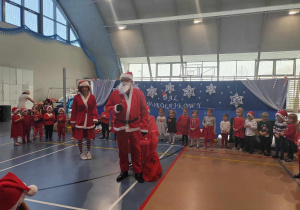 Dzieci śpiewają na powitanie św. Mikołaja