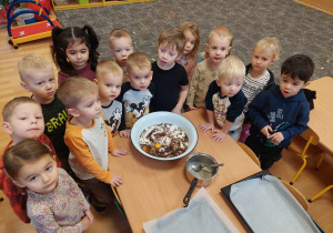 Dzieci przygotowały wszystkie składniki na ciasto