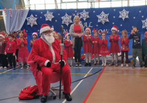 Dzieci witają Św. Mikołaja.