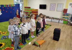 Grupa Dzieci śpiewa piosenkę
