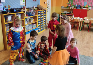 Grupa dzieci stoi przy zebranych w konkurencji klockach.