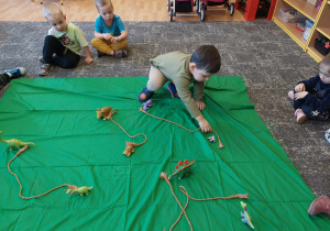 Chłopiec odszukuje pary dinozaurów