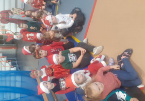 Dzieci czekają na przybycie Św.Mikołaja
