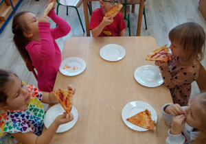 dzieci próbują pizzy