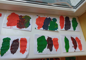 obrazki dzieci na których mieszali kolory farb