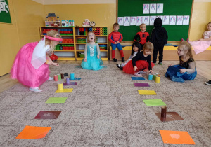 dzieci rozkładają kolorowe rolki na planszach