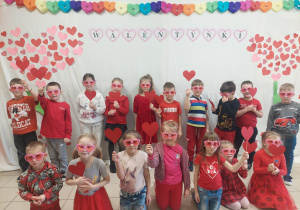 Grupowe zdjęcie dzieci ubranych na czerwono.