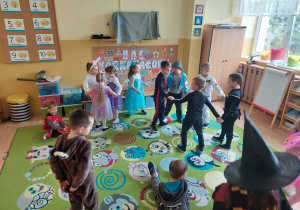 Dzieci tańczą w kółeczkach.
