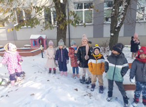 Zabawy na śniegu w przedszkolnym ogródku.