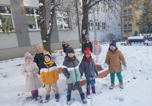 Dzieci na przedszkolnym placu zabaw.