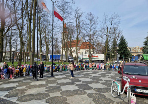 Dzieci pozują do zdjęcia w dużej grupie w parku