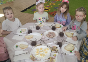 Dzieci podczas śniadania wielkanocnego