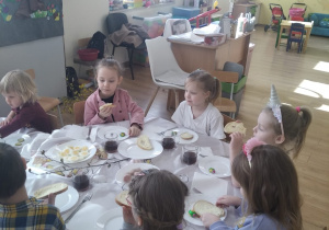 Dzieci siedzą przy stole