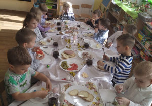 Dzieci spożywają swiąteczne śniadanie w przedszkolu