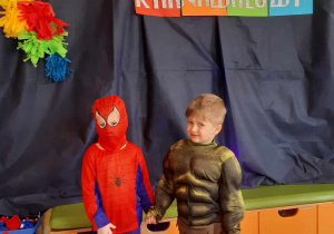 Chłopcy przebrani za super bohaterów pozują do zdjęcia