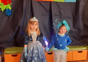 Dziewczynki przebrane za księżniczkę i ośmiornicę pozują do zdjęcia