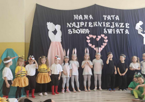 dzieci przebrane za leśne zwierzęta na scenie